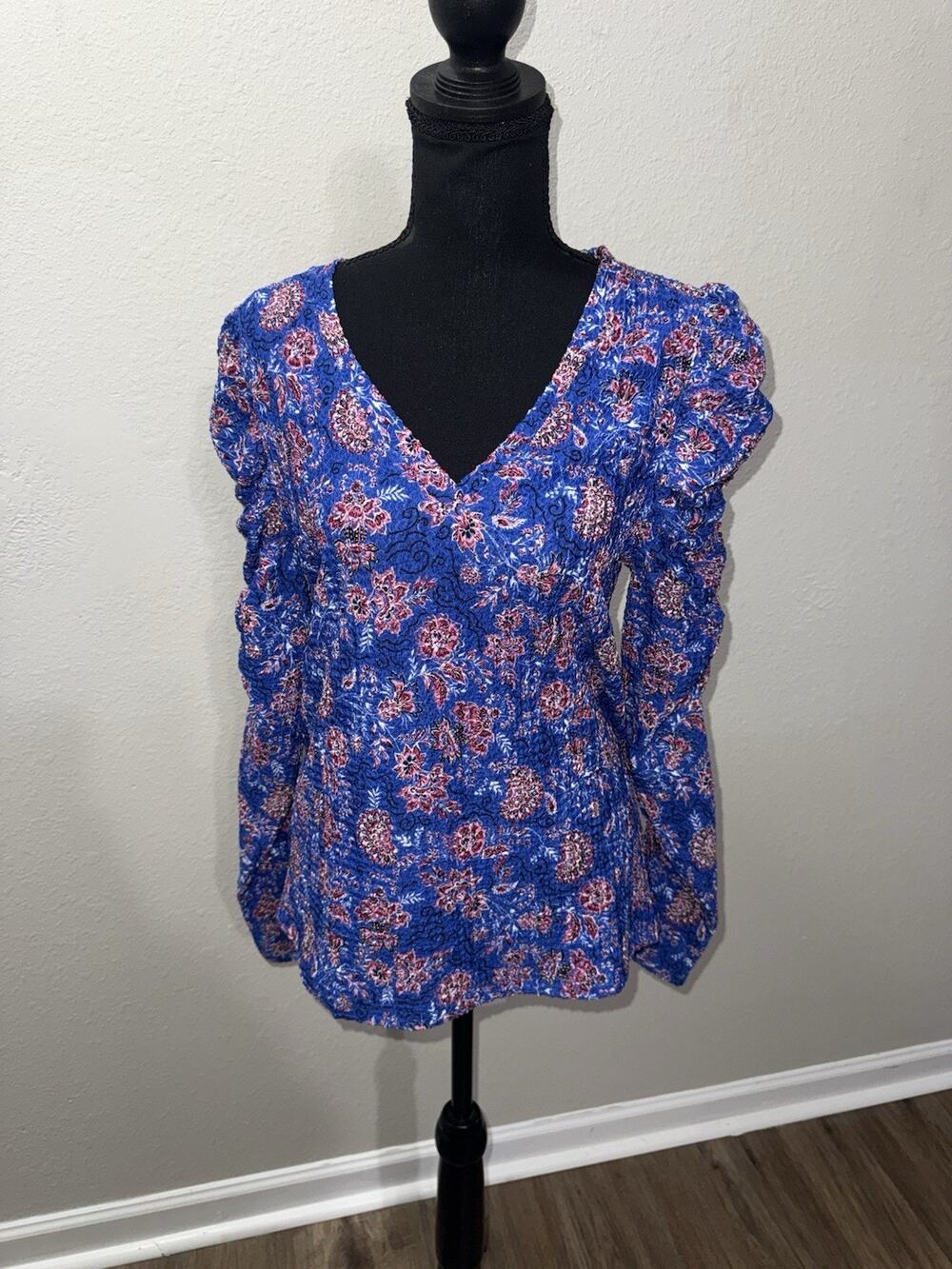 LOFT New With Tags Blue Magenta Floral Top Medium M Ruched Sleeve V-Neck
